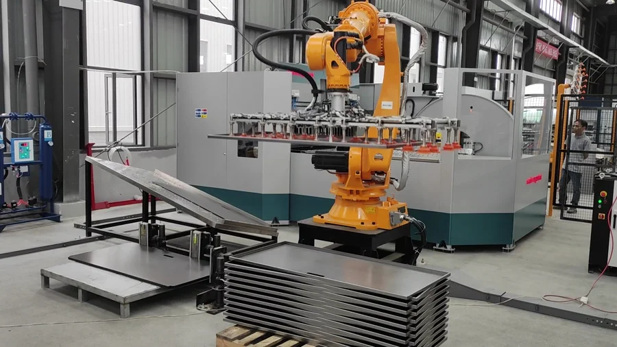 Robot ESTUN alimentando un centro de doblado CNC con lámina
