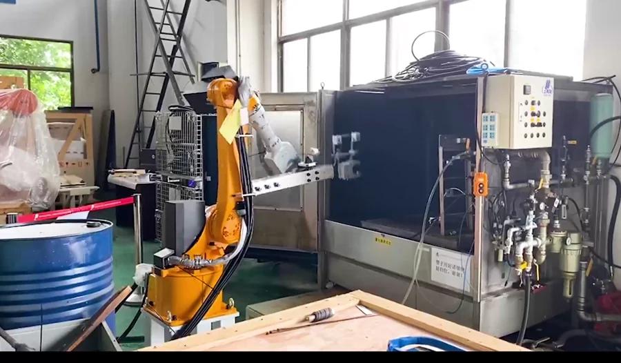 Robot ESTUN en celda de fundición, proceso común en autopartes