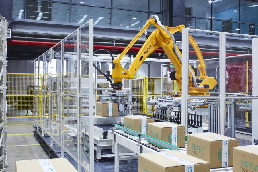 Robot ESTUN paletizando cajas en línea de producción