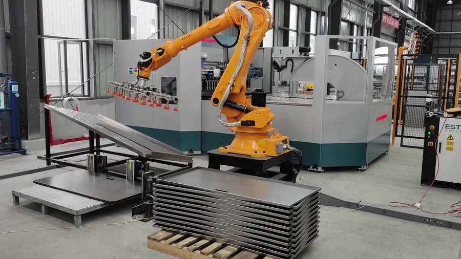 Robot ESTUN cargando y descargando un centro de doblado CNC